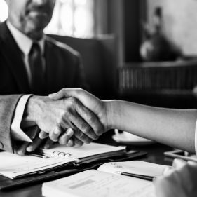 Abogado administrativo gestionando trámites legales empresariales